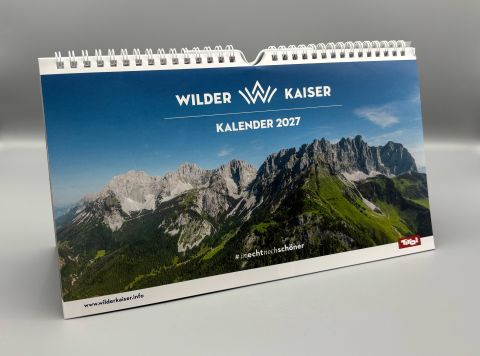 einen Kalender auf einem Tisch